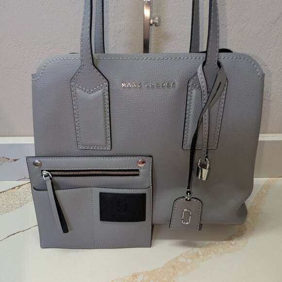 Marc Jacobs Handbags - Marc Jacobs leather bag plus pouch & large zip pocket. EUC! Can hold an iPad.
